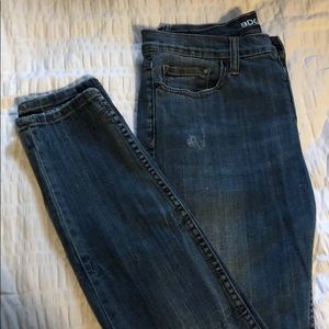 BDG slightly distressed high rise ankle jeans